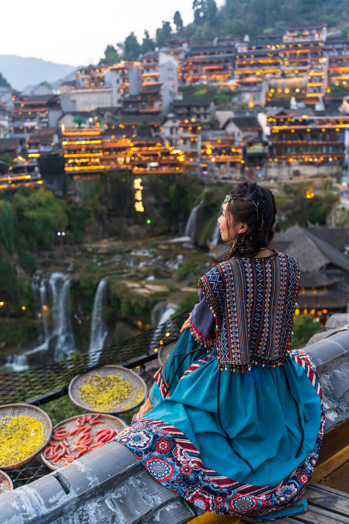 Mujer apreciando la vista de la ciudad Lijiang